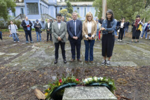 El secretario de Estado de Memoria Democrática, Fernando Martínez, la comisionada para la celebración de los 50 años de España en Libertad, Carmina Gustrán y la alcaldesa de Redondela Digna Rivas visitan la isla de San Simón,donde miles de personas fueron encarceladas, torturadas y asesinadas desde el inicio de la Guerra Civil hasta 1943, es desde este miércoles Lugar de Memoria Democrática.-EFE/ Salvador Sas