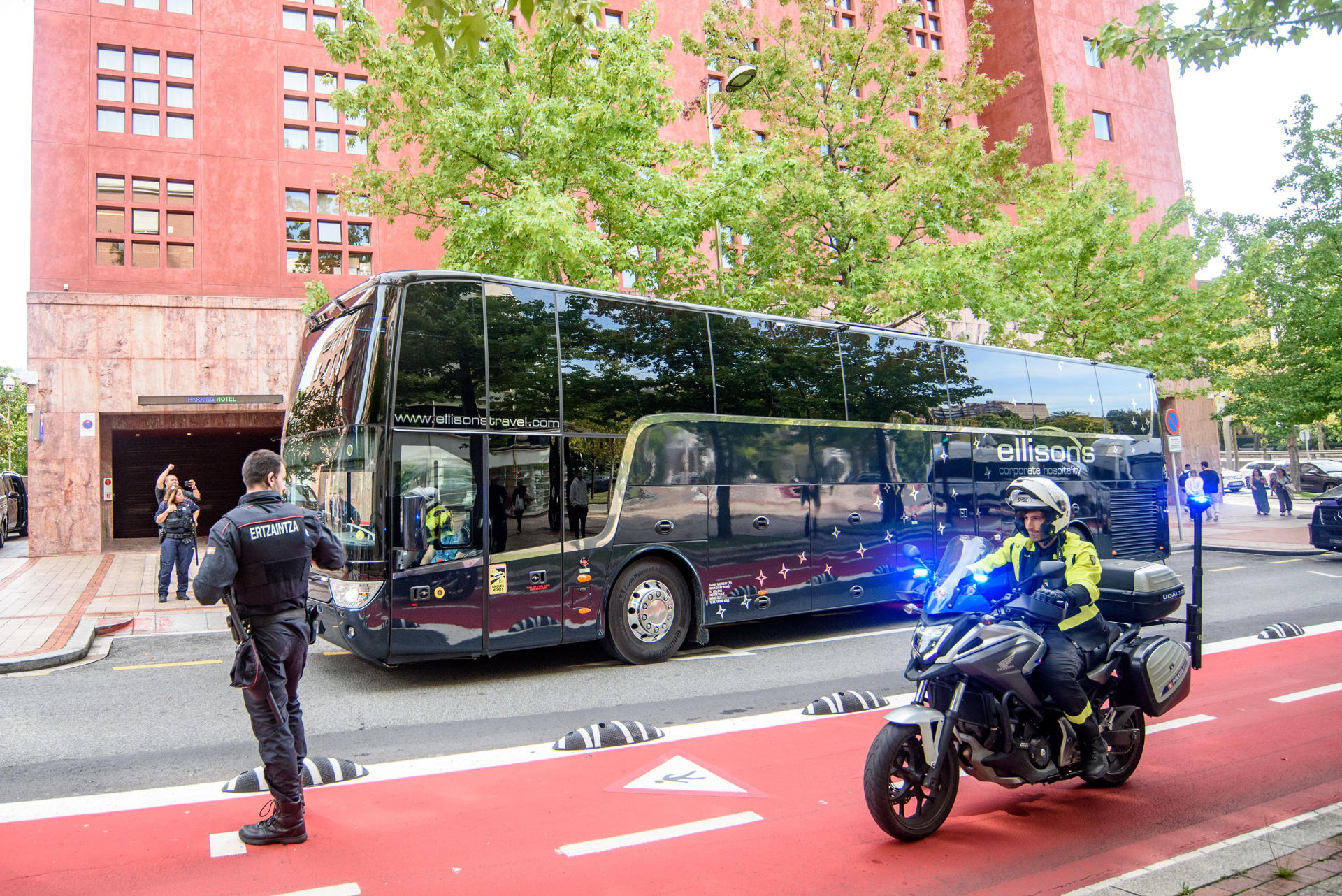 El autobús que traslada al equipo del Arsenal se dirige este martes del hotel de concentración hacia el estadio de San Mamés para disputar el partido de Liga de Campeones ante el Athletic Club de Bilbao. EFE/Javier Zorrilla