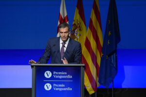 El presidente del Gobierno, Pedro Sánchez, pronuncia unas palabras durante la gala de los Premios Vanguardia que se celebran este lunes en el Palau de Congressos de Catalunya, en Barcelona. EFE/Alejandro García