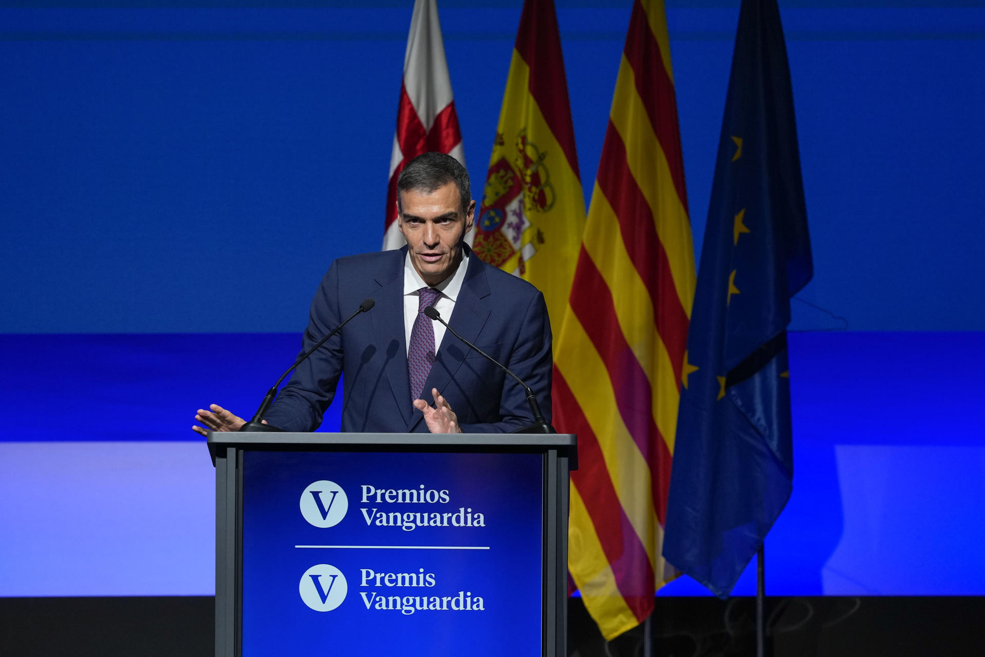 El presidente del Gobierno, Pedro Sánchez, pronuncia unas palabras durante la gala de los Premios Vanguardia que se celebran este lunes en el Palau de Congressos de Catalunya, en Barcelona. EFE/Alejandro García