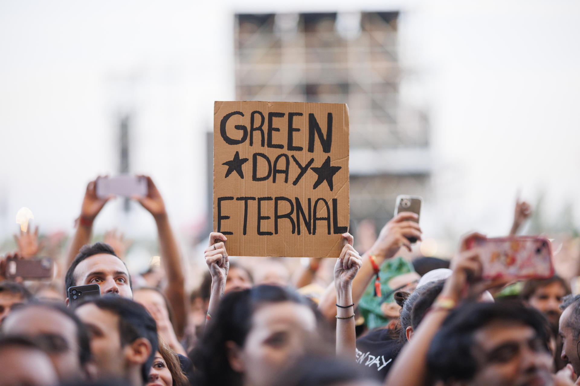 Fotografía de archivo de un aficionados al asistir a un concierto de Green Day, en Madrid (España). EFE/Rodrigo Jiménez.