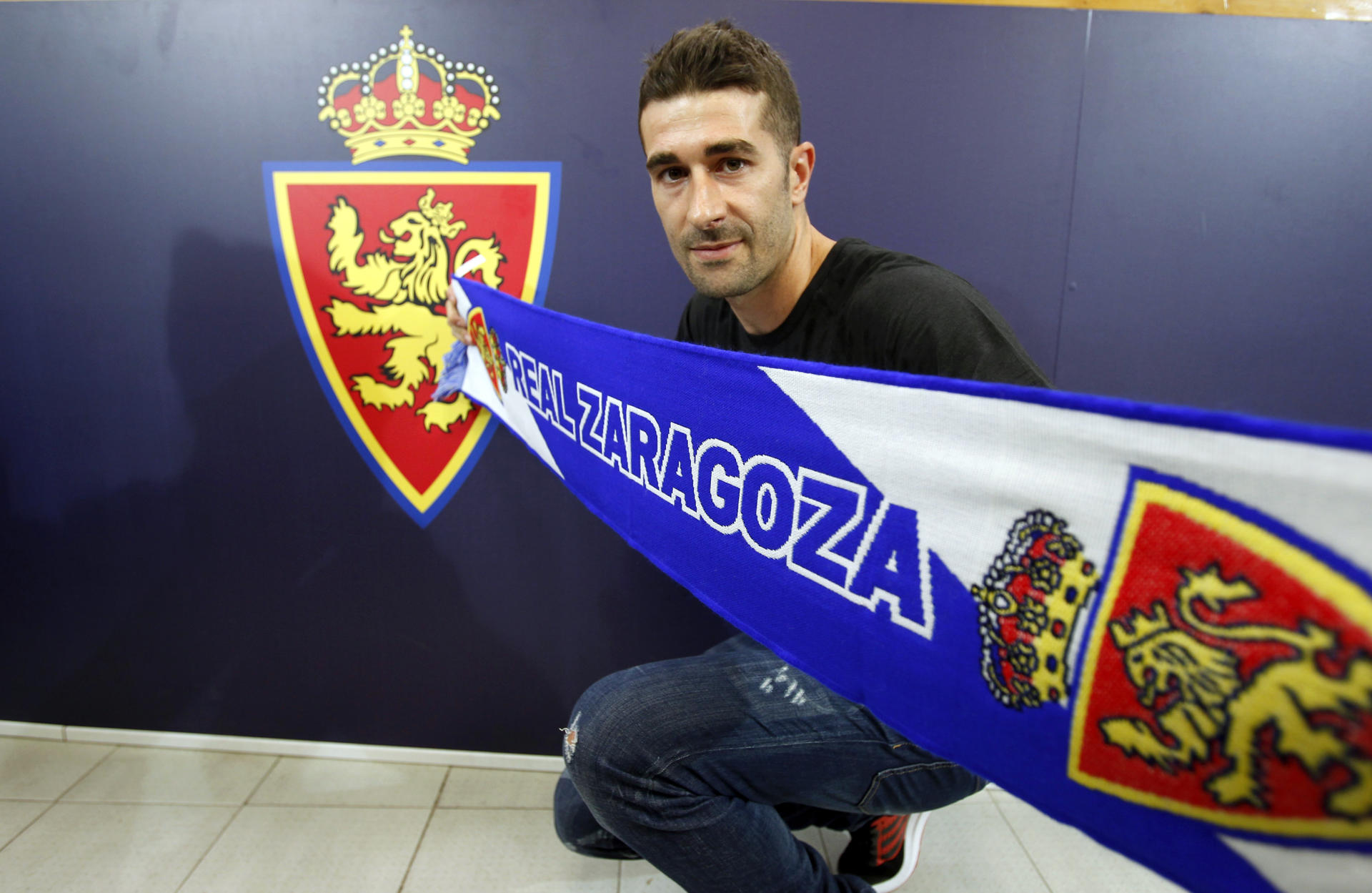 Rubén Gracia "Cani" en 2016 con la bunfanda del Zaragoza en foto de archivo de Javier Belver. EFE