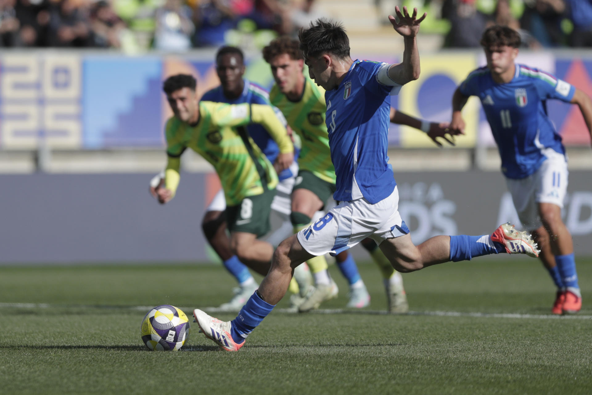 Mattia Mannini, de Italia, ejecuta un penalti ante Australia en el partido del Mundial Sub-20 en el Estadio Elías Figueroa en Valparaíso (Chile). EFE/Adriana Thomasa
