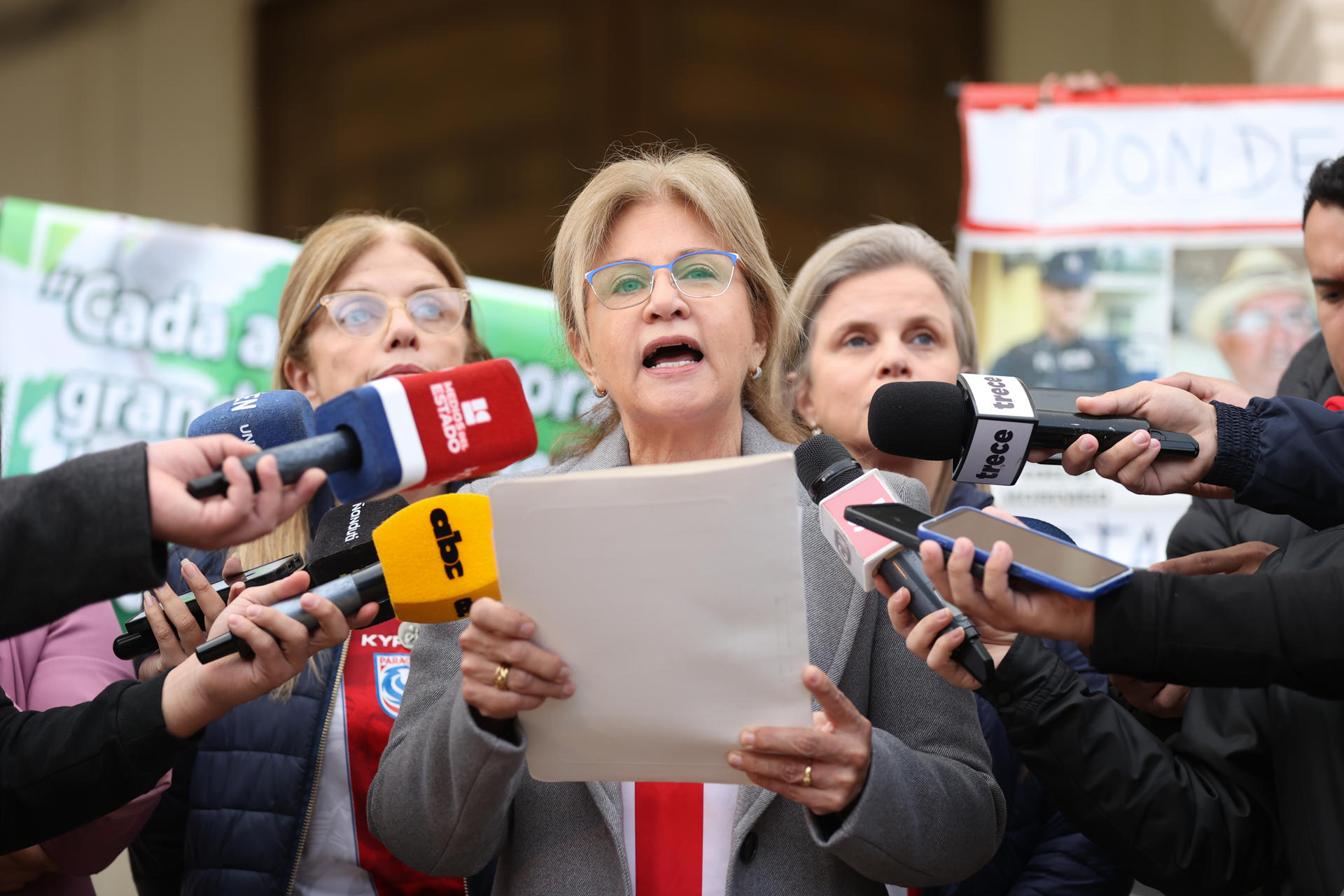 Beatriz Denis, hija del exvicepresidente de Paraguay Óscar Denis, habla con medios de comunicación al cumplirse cinco años del secuestro de su padre este 9 de septiembre de 2025, en Asunción (Paraguay). EFE/ Juan Pablo Pino
