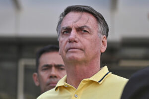 Fotografía de archivo del 16 de agosto de 2025 del expresidente de Brasil Jair Bolsonaro saliendo del hospital DF Star, en Brasilia (Brasil). EFE/ Andre Borges