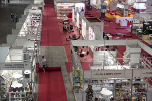 Imagen de archivo de la feria internacional del libro, Liber, que se celebró en 2024 en el recinto Gran Via de la Fira de Barcelona. EFE/Toni Albir