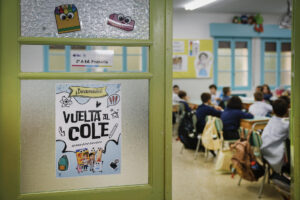 Un total de 116.123 estudiantes comienzan en la Comunidad foral el curso 2025-26, el 67,8 % de ellos en el sistema público educativo, y con un hito destacado como es la alta tasa de escolarización en la primera etapa escolar, con un 51 % de niños de 0 a 3 años, que respalda la apuesta de Navarra por la gratuidad. EFE/Villar López