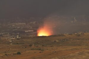 Un incendio desatado tras un ataque aéreo israelí en las afueras de la ciudad de Gaza, visto desde una ubicación no revelada en el lado israelí de la frontera, el 24 de septiembre de 2025. EFE/EPA/ATEF SAFADI