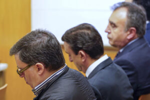 Rafael Delgado (i-d) y los hermanos Alberto y Francisco Esgueva se sientan en el banquillo de los acusados en el juicio de la conocida como trama eólica en Castilla y León, que se inicia este lunes en Valladolid con la exposición de las cuestiones previas de las partes. La trama eólica es un supuesto caso de corrupción en el que están acusadas quince personas entre exaltos cargos del Ejecutivo autonómico y empresarios. EFE/Nacho Gallego