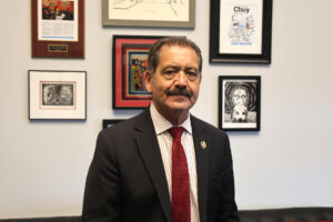 El congresista demócrata de Chicago Jesús 'Chuy' García posa durante una entrevista con EFE este 9 de septiembre de 2025, en Washington (Estados Unidos). EFE/ Octavio Guzmán