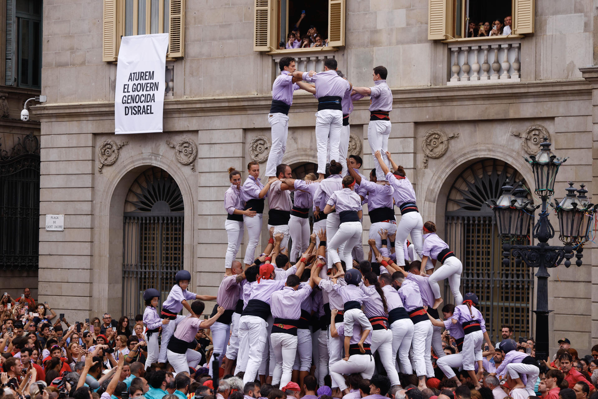 El Ayuntamiento de Barcelona ha desplegado este domingo en su fachada dos pancartas que rezan, con letras negras sobre fondo blanco, "Frenemos al gobierno genocida de Israel" y "Solidaridad con la flotilla". Las dos pancartas se han colgado a primera hora coincidiendo con la jornada 'castellera' que tiene lugar este domingo frente al ayuntamiento, con motivo de las fiestas de la Mercè de la capital catalana. EFE/Quique García