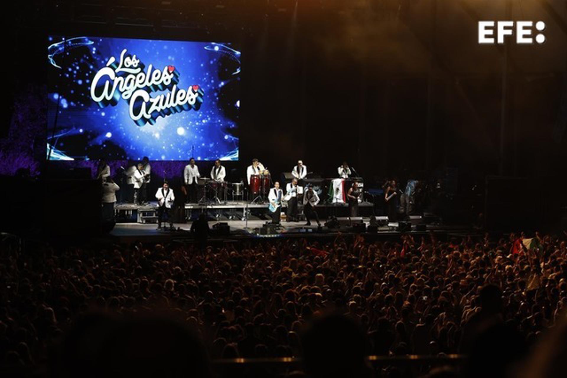 Los integrantes del grupo mexicano, Los Ángeles Azules, durante el concierto que ha ofrecido hoy viernes en el Festival Vive Latino que se celebra en el espacio Expo de Zaragoza. EFE / Javier Cebollada.