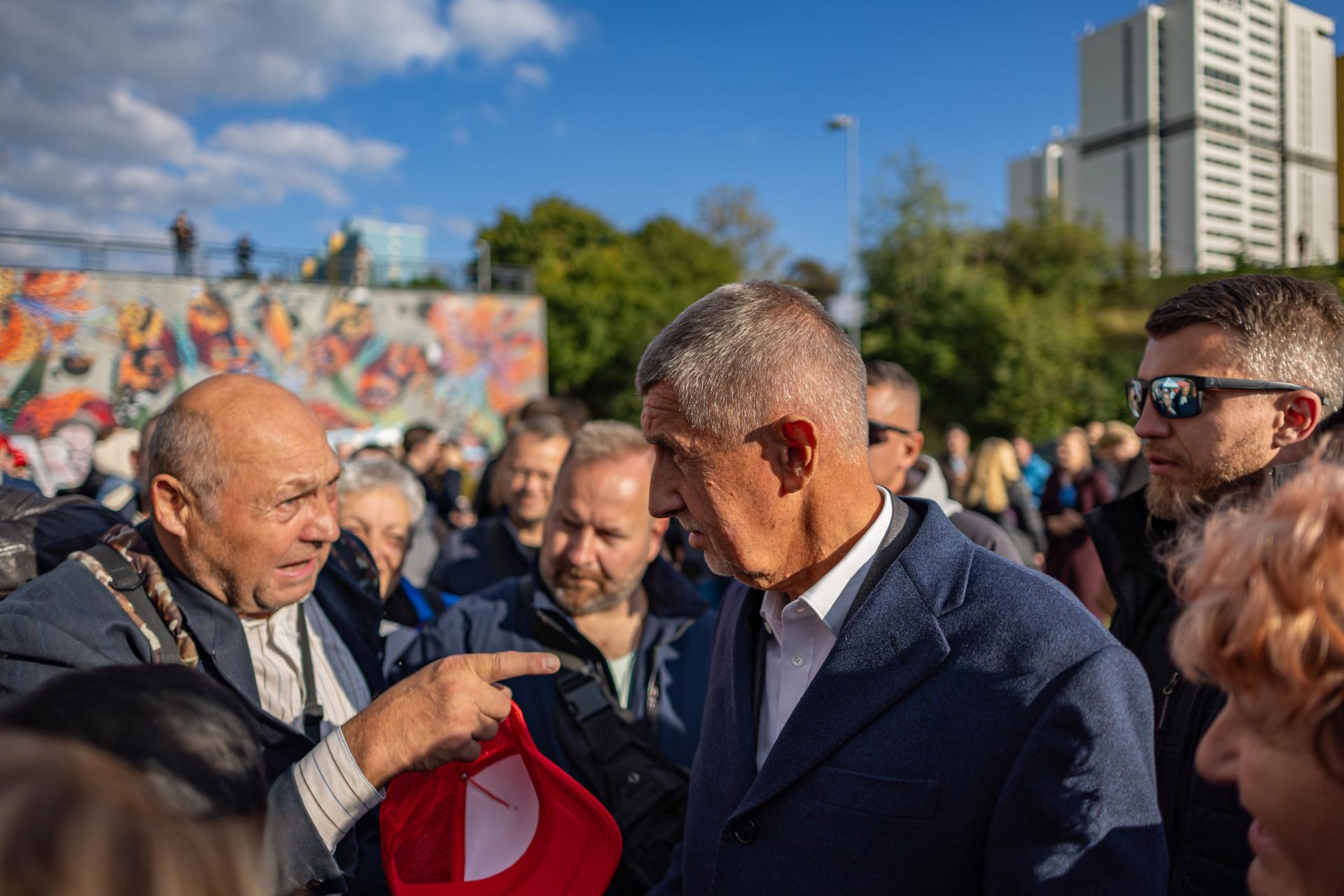 Praga/Viena, 30 sep (EFE).- El probable triunfo del magnate populista Andrej Babis en las elecciones legislativas de este viernes y sábado en Chequia puede acabar fortaleciendo el bloque eurocrítico -formado por Hungría y Eslovaquia- que cuestiona el apoyo incondicional a Ucrania, la política migratoria de la UE o la protección del medioambiente. EFE/EPA/MARTIN DIVISEK
EFE/EPA/MARTIN DIVISEK
