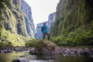 Fotografía cedida por Sebrae/Embratur de una persona posando en el sendero del Rio do Boi, en el geoparque de Caminho dos Cânions do Sul (Camino de los Cañones del Sur), en Praia Grande, estado de Santa Catarina (Brasil). EFE/ Sebrae/Embratur