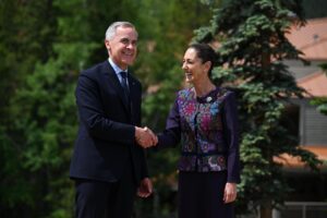 Fotografía de archivo del primer ministro de Canadá, Mark Carney (i), y la presidenta de México, Claudia Sheinbaum. EFE/LUKAS COCH