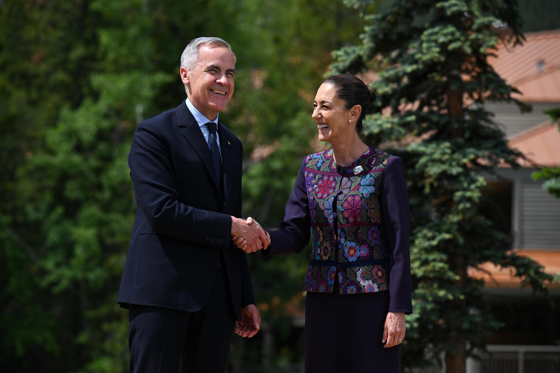 Fotografía de archivo del primer ministro de Canadá, Mark Carney (i), y la presidenta de México, Claudia Sheinbaum. EFE/LUKAS COCH