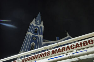 Integrantes de Protección Civil y Bomberos asisten a la iglesia Santa Barbara, afectada por un movimiento sísmico este miércoles, en Maracaibo (Venezuela). EFE/ Henry Chirinos