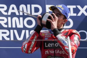 El piloto español del equipo Ducati Lenovo Team, Marc Márquez, celebra la victoria en la carrera de MotoGP del Gran Premio de San Marino y la Riviera de Rimini en el Circuito Mundial de Misano Marco Simoncelli en Misano Adriático, Italia. EFE/EPA/DANILO DI GIOVANNI