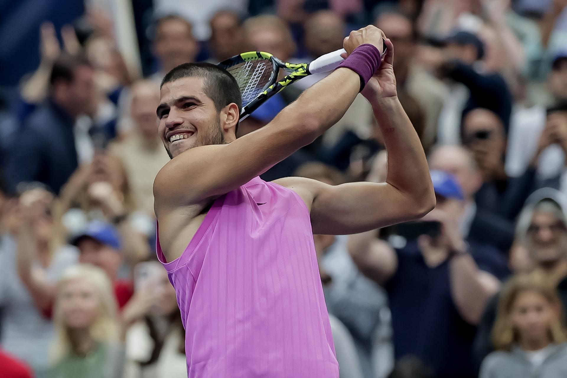 Carlos Alcaraz celebra con su ya célebre 'swing' de golf su victoria en el Abierto de Estados Unidos sobre el italiano Jannik  Sinner. EFE/EPA/CRISTOBAL HERRERA ULASHKEVICH