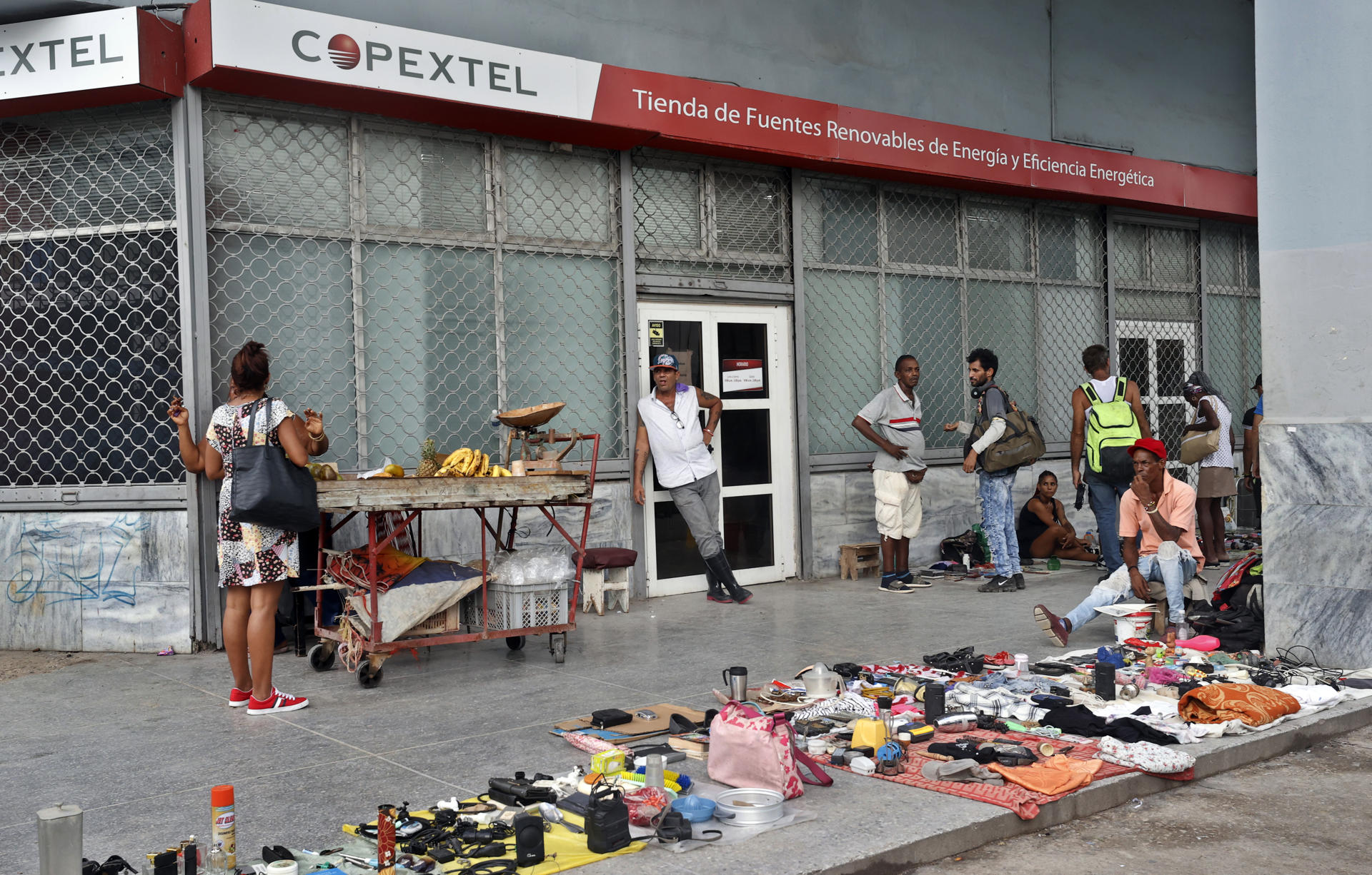 Personas venden diversos productos en una calle este 8 de septiembre de 2025, en La Habana (Cuba). EFE/ Ernesto Mastrascusa
