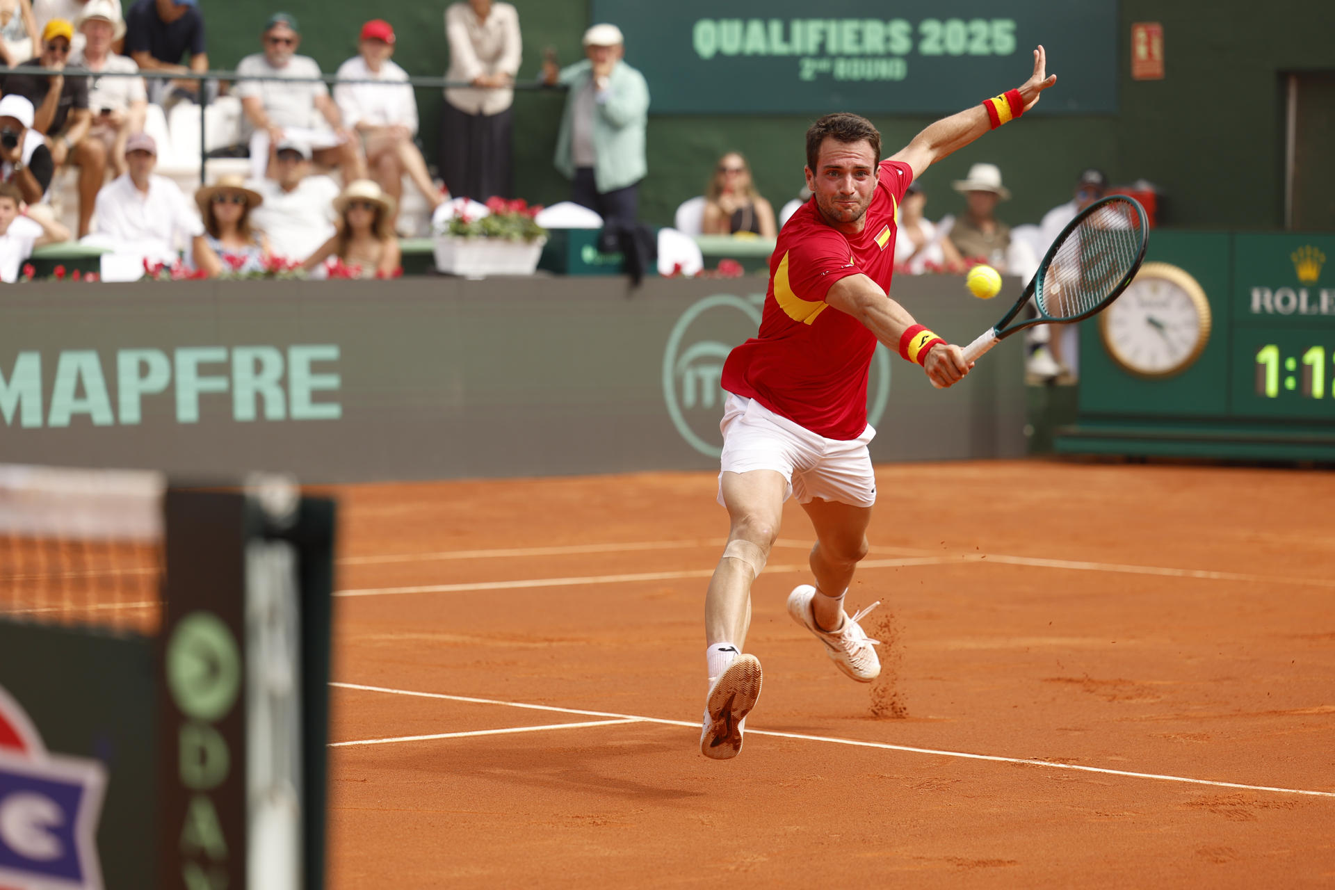 El español Pedro Martínez devuelve la pelota al danés Holger Rune durante el partido de Copa Davis disputado este domingo en el club de tenis Puente Romano en Marbella. EFE/ Jorge Zapata