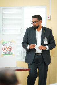 Fotografía cedida del presidente de Guyana, Irfaan Ali, votando durante las elecciones, este 1 de septiembre de 2025, en Georgetown (Guyana). EFE/ Presidencia de Guyana