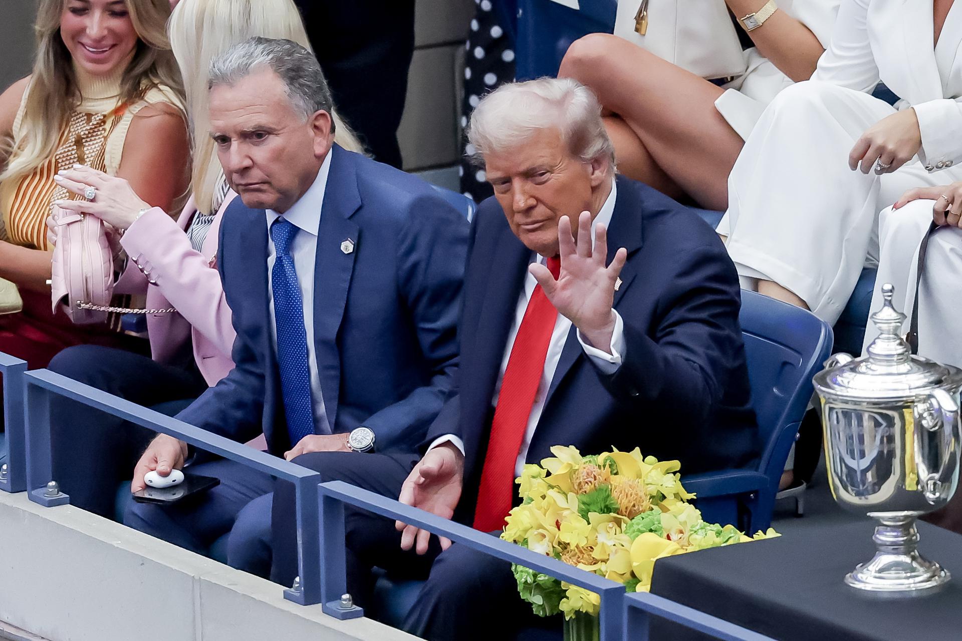El presidente de Estados Unidos, Donald Trump (d), y el enviado especial de la Casa Blanca a Oriente Medio, Steve Witkoff (i), fueron captados este domingo, 7 de septiembre, durante la final masculina del Abierto de Tenis de Estados Unidos, en el estadio Arthur Ashe, en Flushing Meadows (Nueva York, EE.UU.). EFE/Brian Hirschfeld