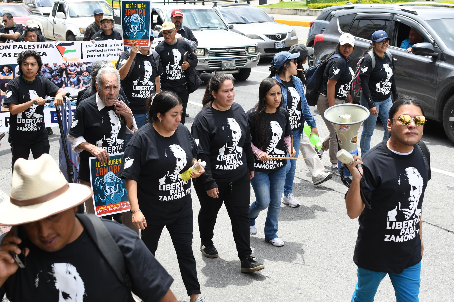 Personas se manifiestan para exigir la libertad del comunicador José Rubén Zamora este jueves, frente a las instalaciones de la Corte Suprema de Justicia, en Ciudad de Guatemala (Guatemala). EFE/ Alex Cruz
