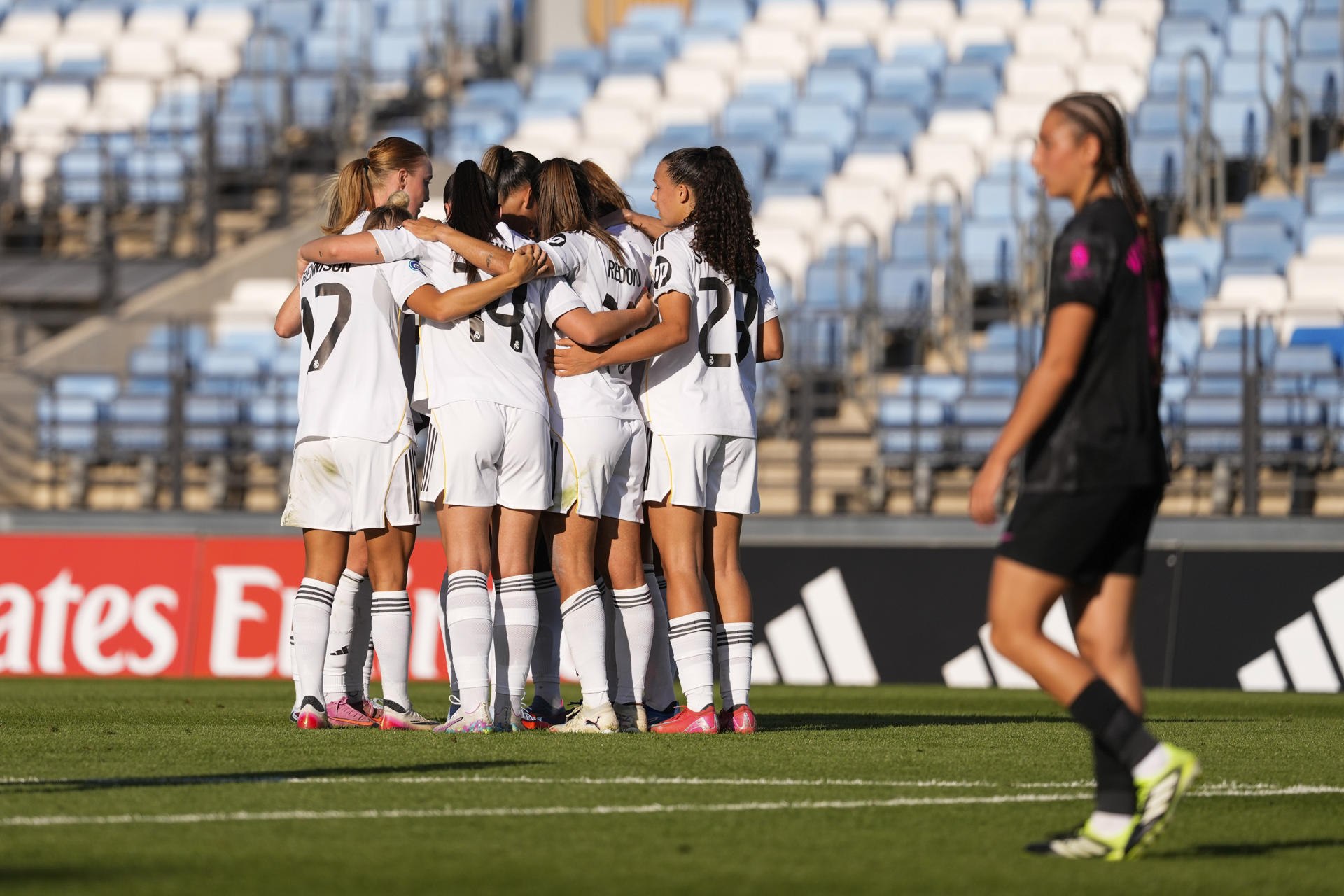 Las jugadoras del Real Madrid celebran su gol contra el Madrid CFF, durante el partido de Primera División de la Liga F, este domingo en el estadio Alfredo Di Stéfano en Madrid.-EFE/ Borja Sanchez-trillo