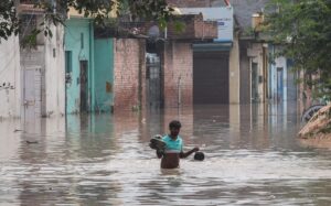 Imagen de las inundaciones provocadas en Nueva Delhi por el desbordamiento del río Yamuna. EFE/EPA/RAJAT GUPTA