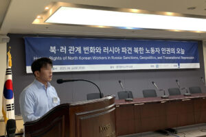 El desertor norcoreano Lee presenta el testimonio sobre los abusos sufridos como trabajador en Rusia, durante el evento de presentación de un reporte de NKDB celebrado el lunes, en Seúl. 
EFE/Ruy Alberto Valdés