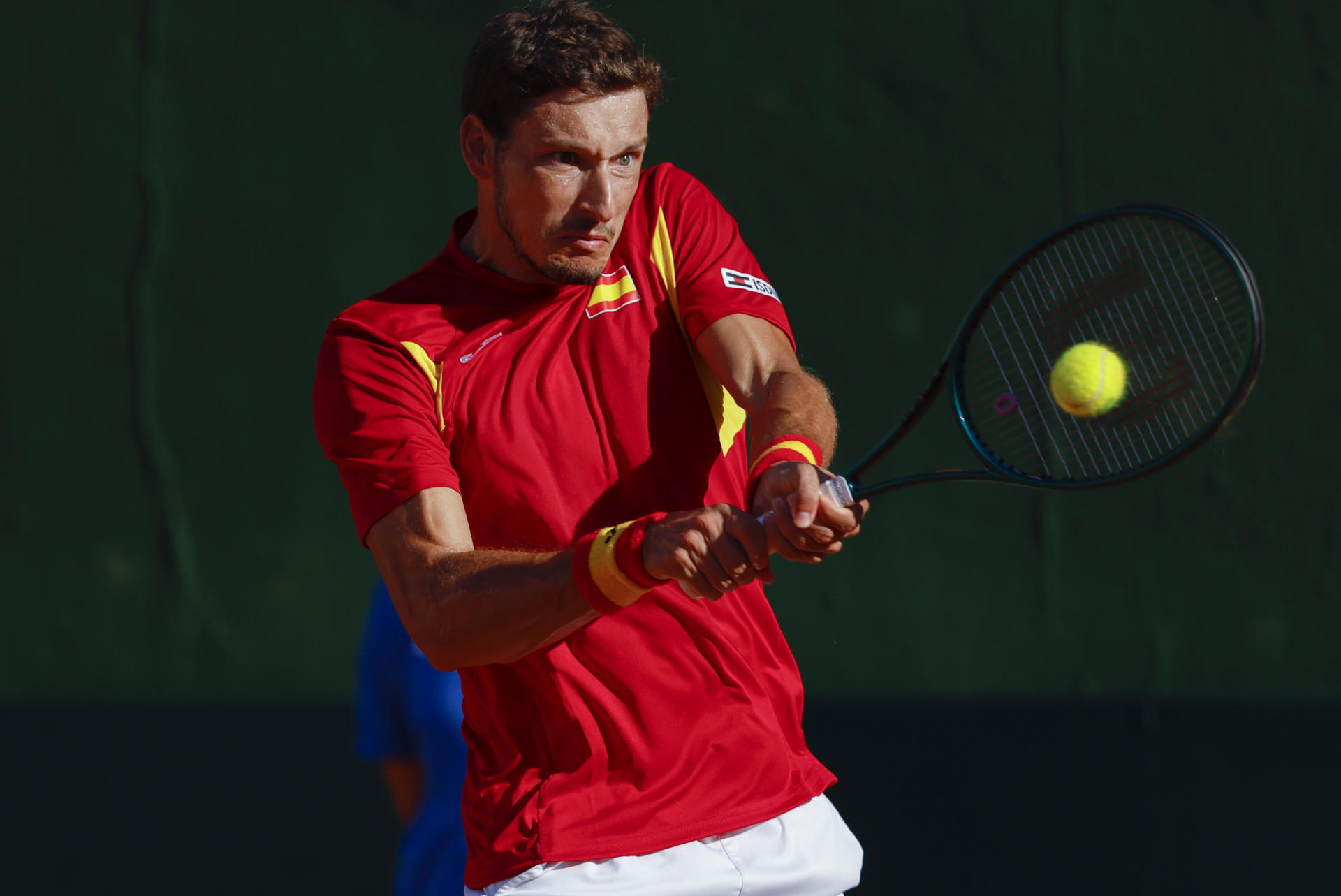 El español Pablo Carreño devuelve una bola al danés Elmer Moeller, durante el partido de Copa Davis disputado este domingo en el club de tenis Puente Romano en Marbella.- EFE/ Jorge Zapata