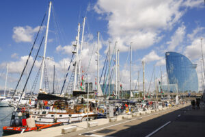La veintena de barcos de la Global Sumud Flotilla o flotilla de la libertad que zarparon ayer domingo del Puerto de Barcelona hacia Gaza con ayuda humanitaria han regresado esta madrugada por el mal tiempo y sus capitanes se encuentran reunidos este lunes para decidir cuándo volver a partir. En la imagen uno de los barcos amarrado en el muelle de la Marina del Puerto de Barcelona.EFE/ Quique García