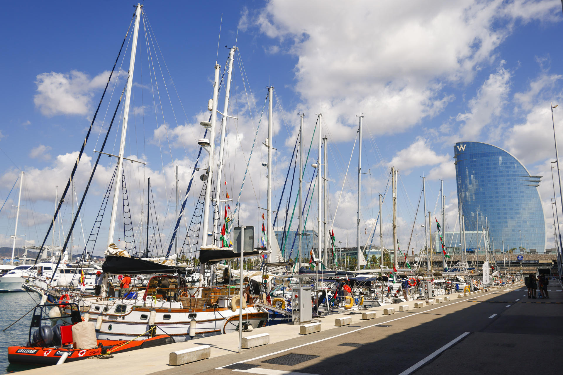 La veintena de barcos de la Global Sumud Flotilla o flotilla de la libertad que zarparon ayer domingo del Puerto de Barcelona hacia Gaza con ayuda humanitaria han regresado esta madrugada por el mal tiempo y sus capitanes se encuentran reunidos este lunes para decidir cuándo volver a partir. En la imagen uno de los barcos amarrado en el muelle de la Marina del Puerto de Barcelona.EFE/ Quique García