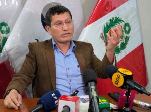 El coronel retirado de la Policía de Perú Harvey Colchado habla en una rueda de prensa este jueves, en Lima (Perú). EFE/ Fernando Gimeno