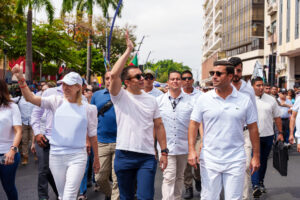 El presidente de Ecuador, Daniel Noboa (c), participa durante una manifestación por la paz este 11 de septiembre de 2025, en Guayaquil (Ecuador). EFE/ Mauricio Torres