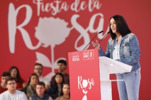 La secretaria de Organización del PSOE, Rebeca Torró (d), interviene este sábado en la Fiesta de la Rosa organizada por los socialistas vascos en Durango (Bizkaia). EFE/ Miguel Toña