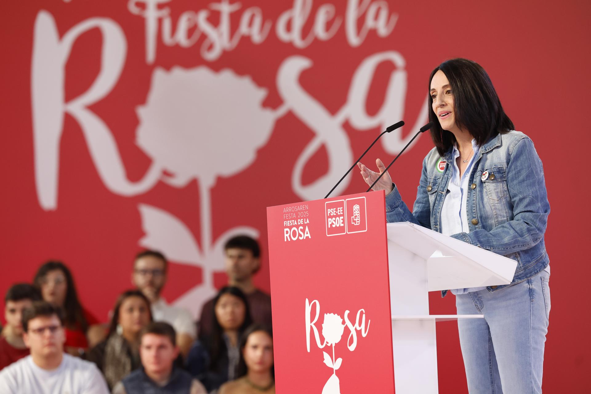 La secretaria de Organización del PSOE, Rebeca Torró (d), interviene este sábado en la Fiesta de la Rosa organizada por los socialistas vascos en Durango (Bizkaia). EFE/ Miguel Toña