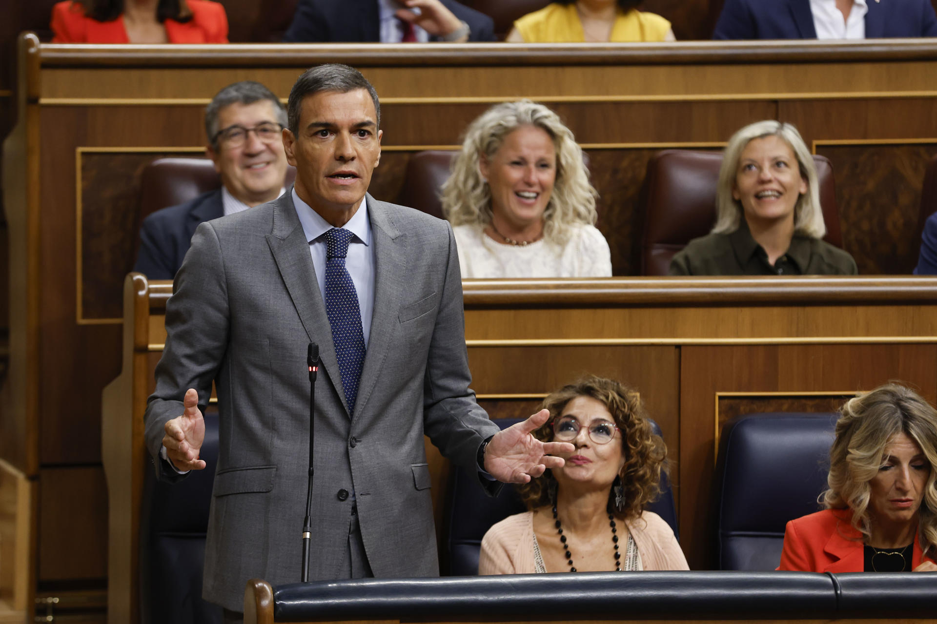 El presidente del Gobierno, Pedro Sánchez (i), interviene, este miércoles, durante la primera sesión de control del nuevo período de sesiones en el Congreso de los Diputados en Madrid. EFE/ J.J. Guillen