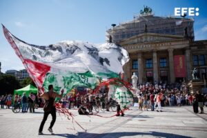 Un participante ondea una bandera palestina gigante durante un concierto por los niños en Gaza en Berlín, el 20 de septiembre de 2025. EFE/EPA/CLEMENS BILAN