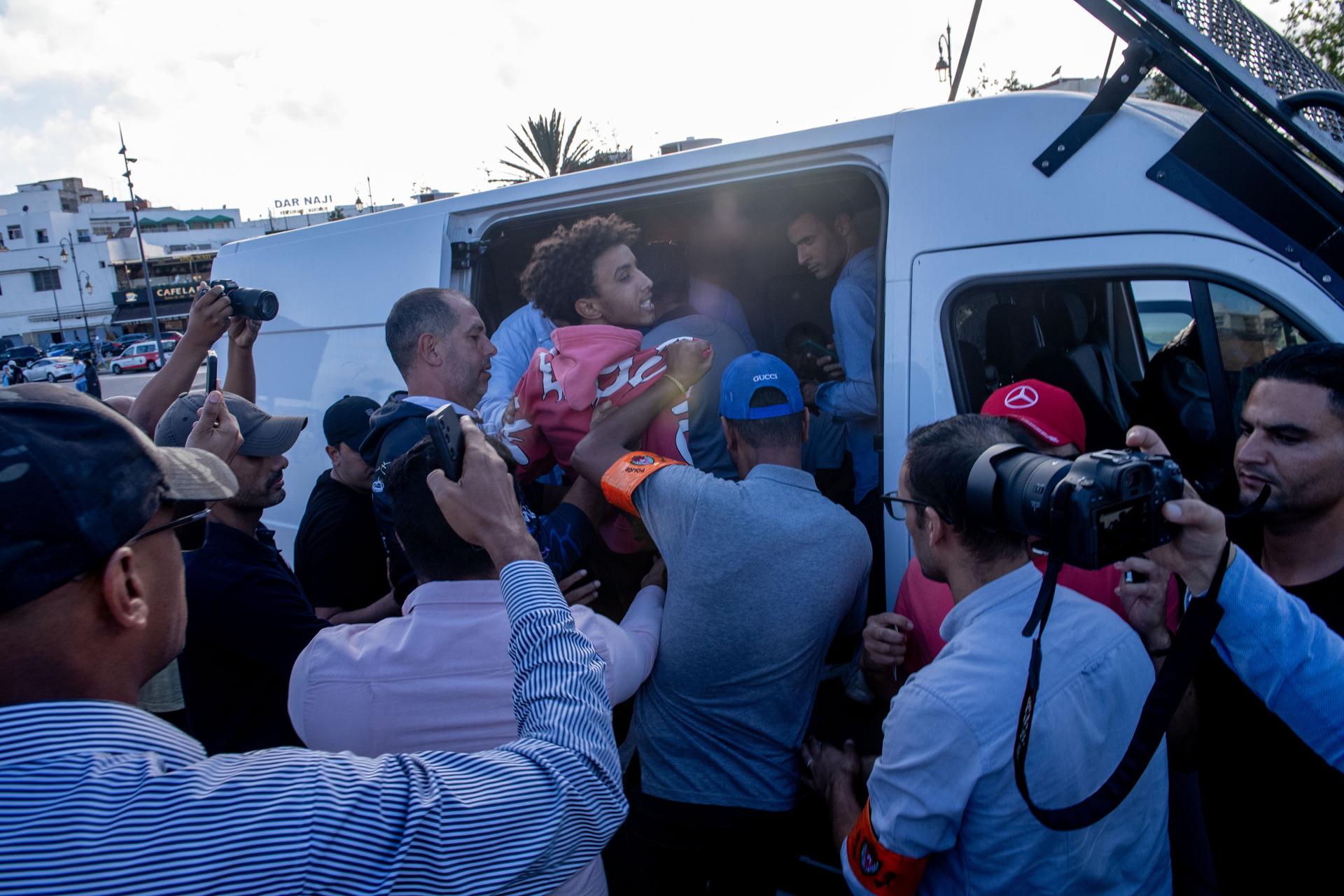 La policía arresta a personas durante una manifestación en Rabat, Marruecos, el 29 de septiembre de 2025. EFE/JALAL MORCHIDI
