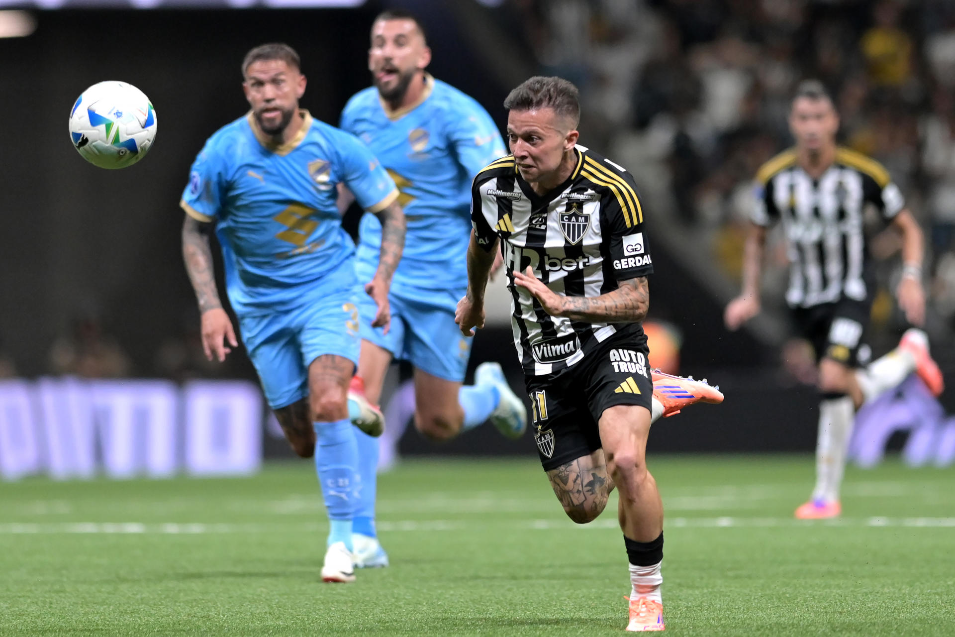 Bernard (c) de Atlético Mineiro controla el balón este miércoles, en un partido de los cuartos de final de la Copa Sudamericana. EFE/ João Guilherme