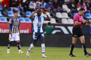 El ecuatoriano Enner Valencia, del Pachuca, celebra un gol este sábado en un partido de la Liga MX frente al San Luis en el estadio Hidalgo. EFE /David Martínez Pelcastre