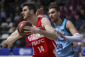 Fotografía de Fernando Galindo, en la que puede verse en una imagen de archivo del 10 de febrero de 2024 al húngaro Gyorgy Goloman (i), durante un partido como jugador del Basquet Girona. EFE