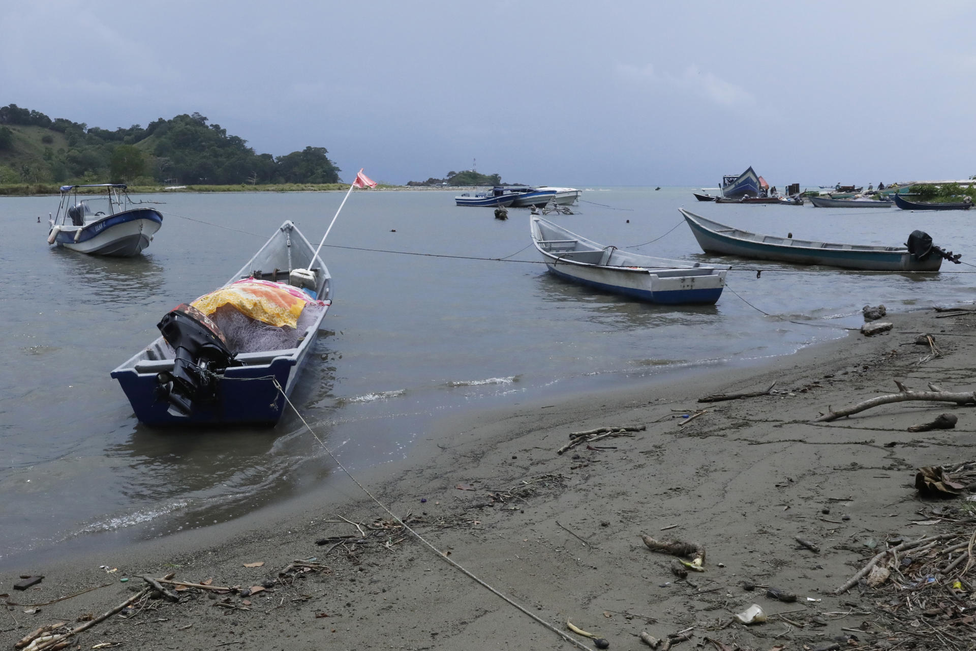 Fotografía de embarcaciones en el río Acandí el 31 de agosto de 2025, en Acandí (Colombia). EFE/ Juan Diego López