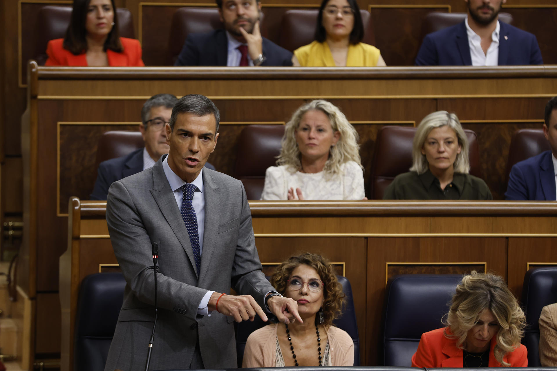 El presidente del Gobierno, Pedro Sánchez (i, de espaldas), interviene, este miércoles, durante la primera sesión de control del nuevo período de sesiones en el Congreso de los Diputados en Madrid. EFE/ J.J. Guillen