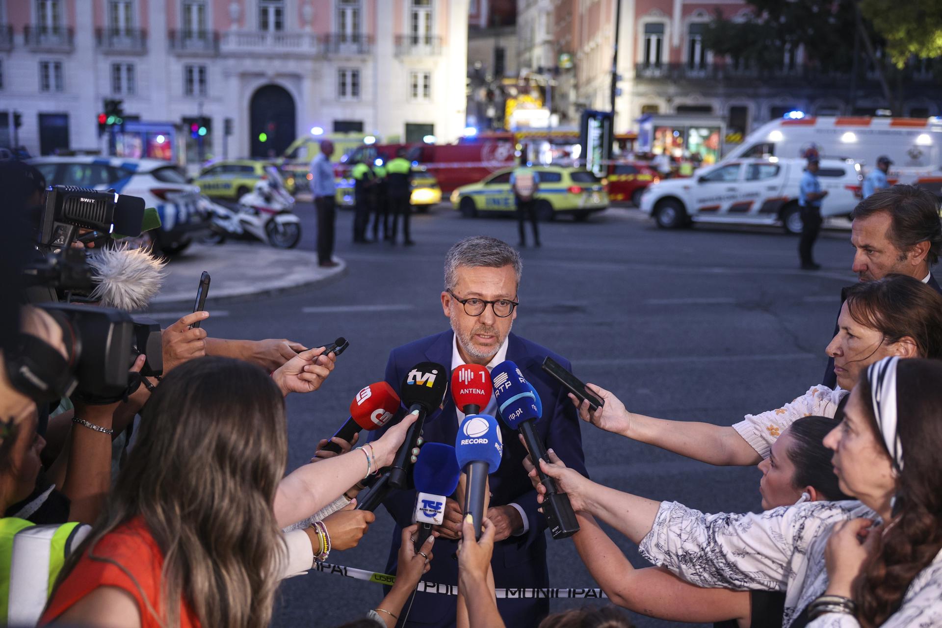 El alcalde de Lisboa, Carlos Moedas (C), habla con la prensa después del descarrilamiento del funicular Gloria en Lisboa, Portugal, el 3 de septiembre de 2025. EFE/EPA/MIGUEL A. LOPES