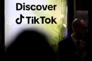 La marca TikTok, cuestionada en Francia por sus efectos en la juventud. EFE/EPA/LAURENT GILLIERON