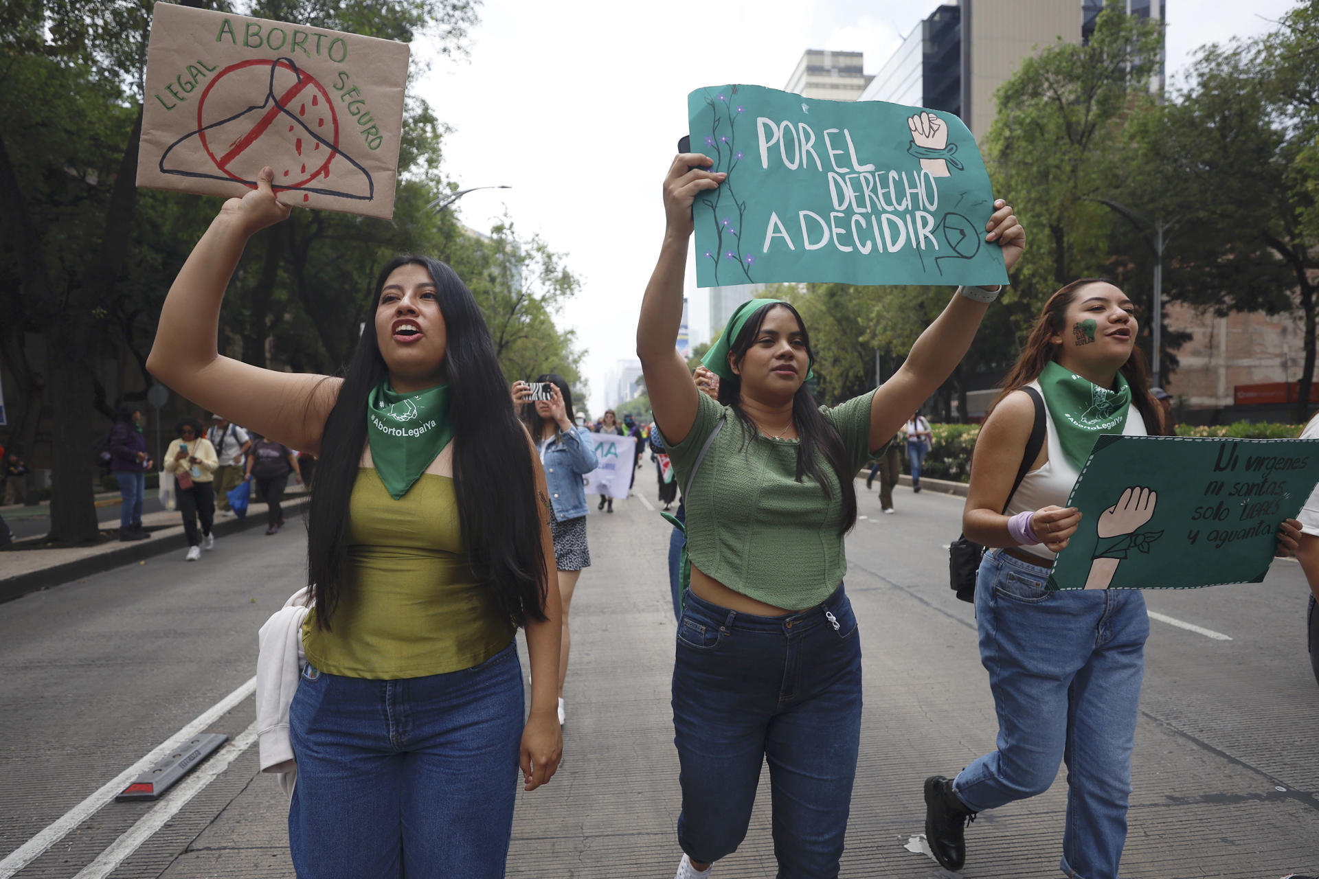 Personas participan en una manifestación este domingo, en Ciudad de México (México). EFE/ Sáshenka Gutiérrez
