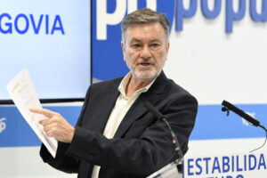 Imagen de archivo (12/05/2025) del vicepresidente primero de las Cortes de Castilla y León, Francisco Vázquez, durante una rueda de prensa en Segovia. EFE/Pablo Martín
